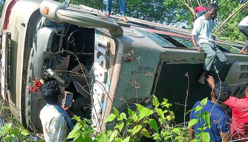 20 Injured as Passenger Bus Overturns in Malkangiri’s Bijaghati Area