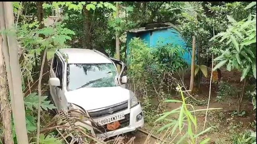 ଓଭରବ୍ରିଜରୁ ୨୦ ଫୁଟ୍ ତଳକୁ ଖସିଲା କାର୍